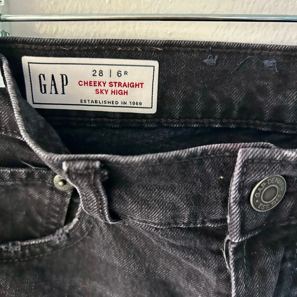 GAP Women’s Dark Gray Cropped Cheeky Straight Sky High Jeans - Picture 3 of 3